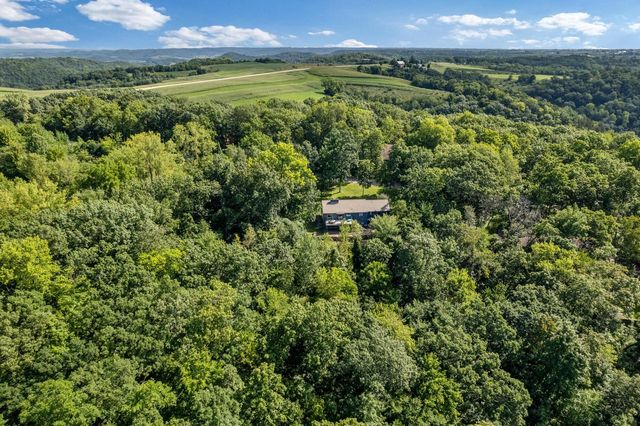 N1947 Forest Ridge DRIVE, La Crosse, WI 54601