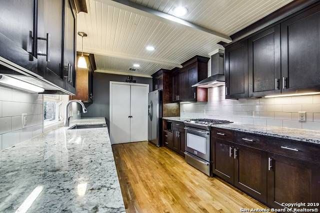 211 ROBINHOOD PL, San Antonio, TX 78209