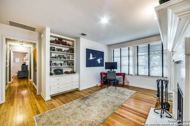 211 ROBINHOOD PL, San Antonio, TX 78209