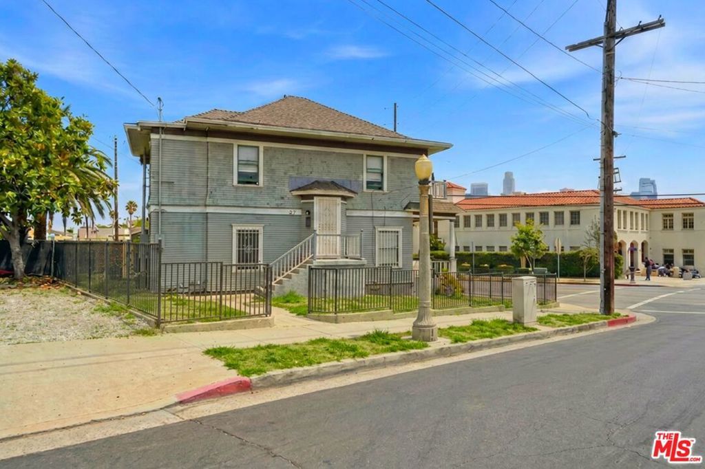 Image 3 of property listing at 600 E Edgeware Road, Los Angeles, CA 90026