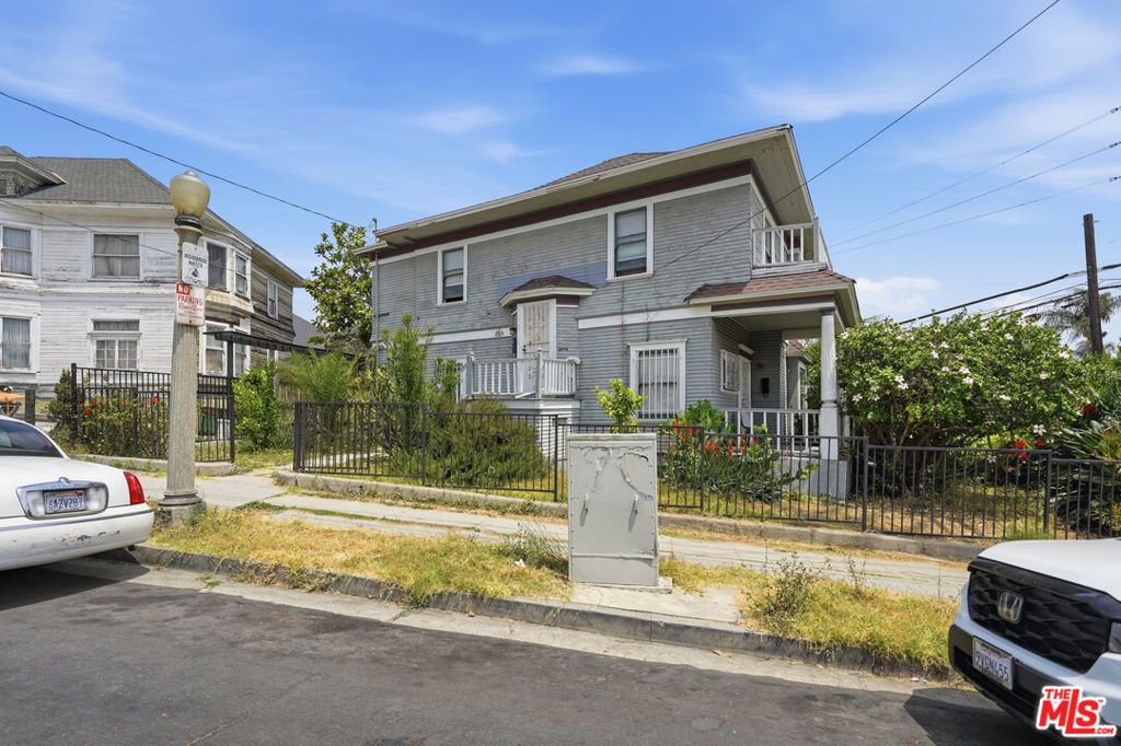 Image 6 of property listing at 600 E Edgeware Road, Los Angeles, CA 90026