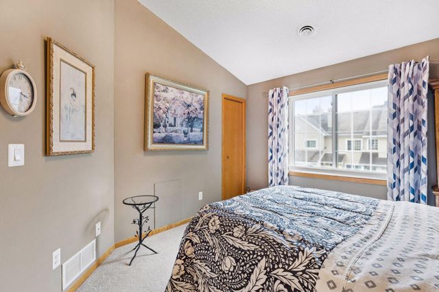 2240 Ranchview Lane N 80, Plymouth, MN 55447