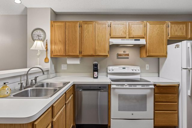2240 Ranchview Lane N 80, Plymouth, MN 55447