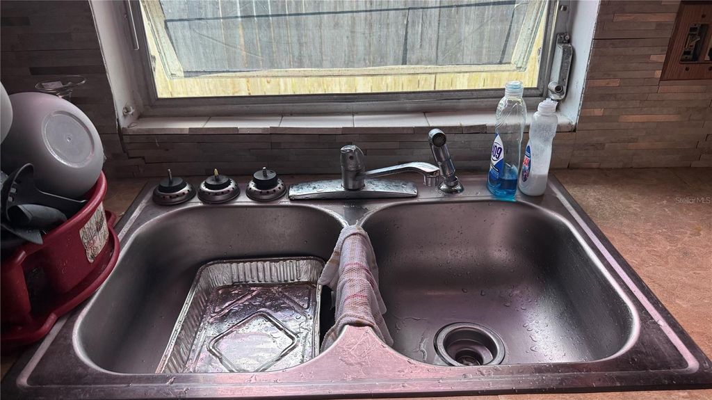 Image 8 of property listing at 531 ARNESON AVENUE, Auburndale, FL 33823