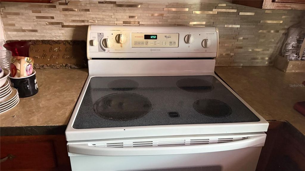 Image 9 of property listing at 531 ARNESON AVENUE, Auburndale, FL 33823