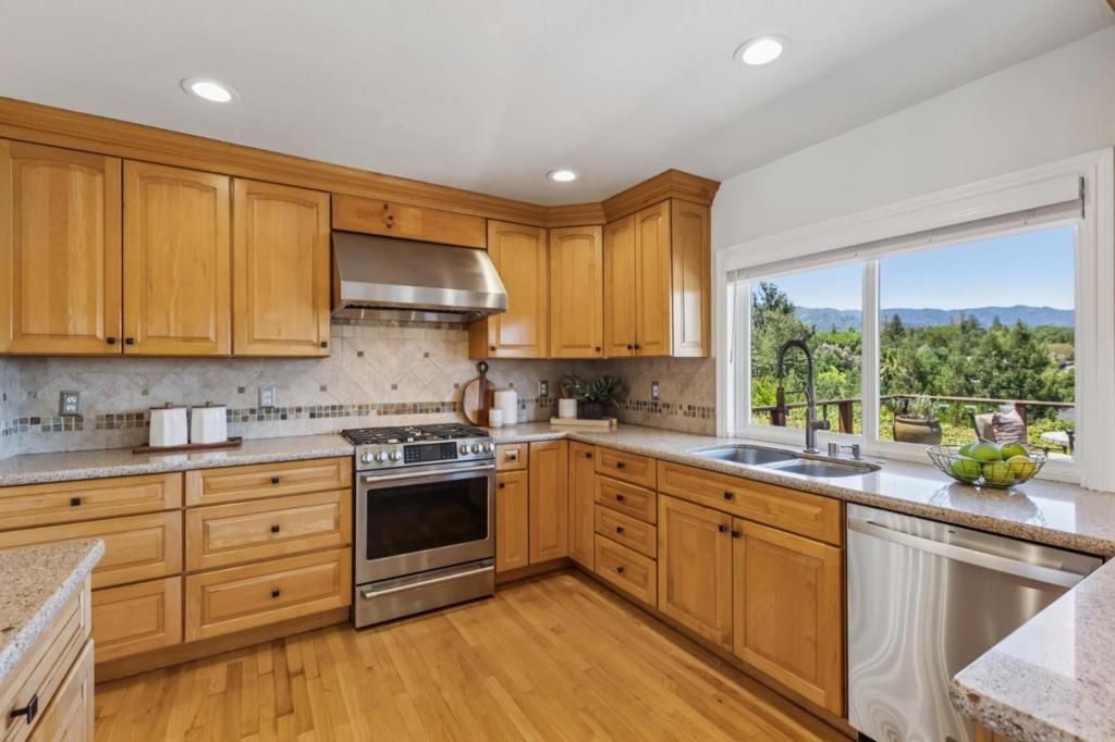 Image 13 of property listing at 14275 Hilltop Way, Saratoga, CA 95070