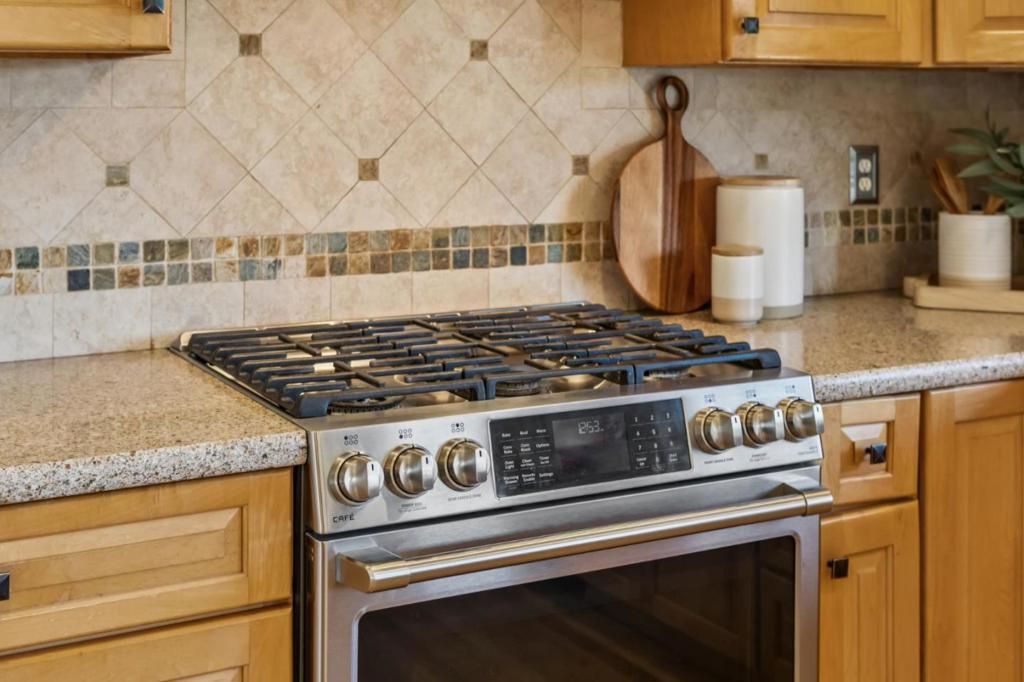 Image 14 of property listing at 14275 Hilltop Way, Saratoga, CA 95070