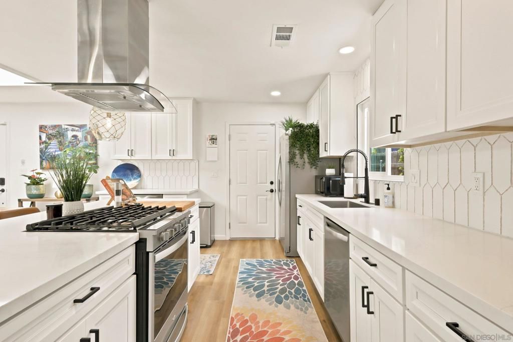 Image 12 of property listing at 5444 Princess View, San Diego, CA 92120