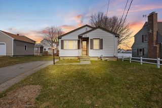 38 Second St, Somerset, MA 02726