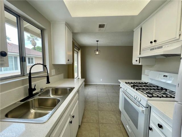 326 W 9th Street B, Upland, CA 91786