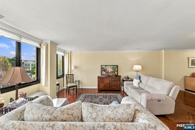 200 Winston Drive L14, Cliffside Park, NJ 07010