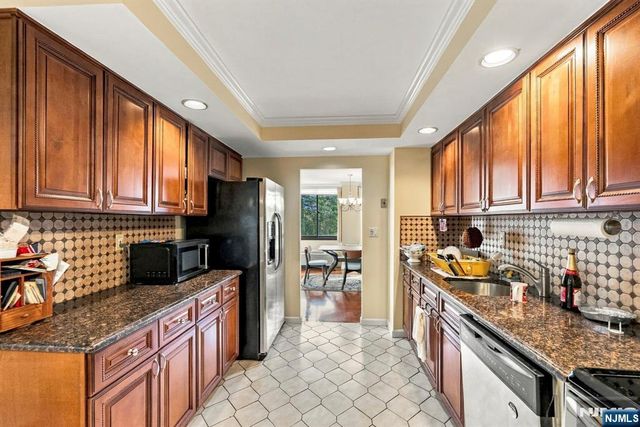 200 Winston Drive L14, Cliffside Park, NJ 07010
