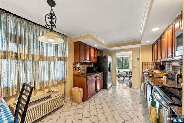 200 Winston Drive L14, Cliffside Park, NJ 07010