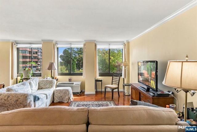 200 Winston Drive L14, Cliffside Park, NJ 07010