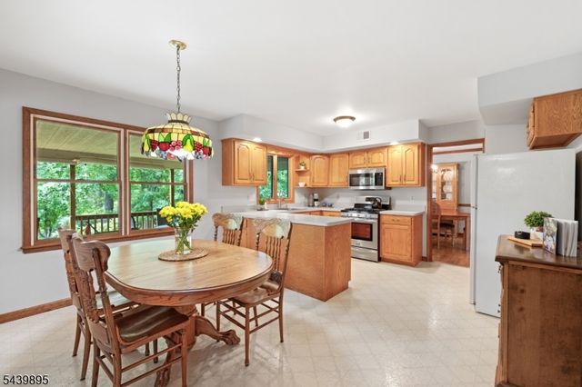 16 McIntire Dr, Hillsborough Twp., NJ 08844