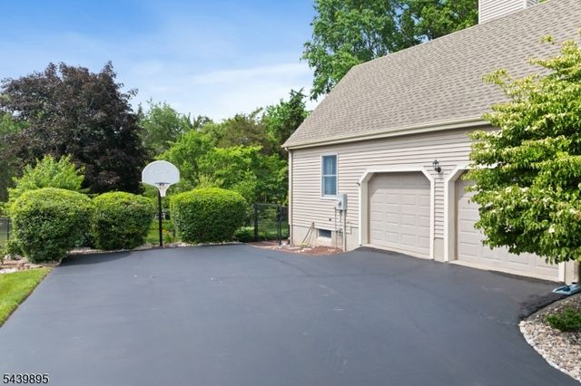 16 McIntire Dr, Hillsborough Twp., NJ 08844