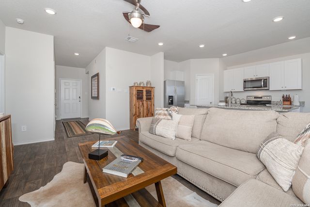 936 GERARDIA CT, Seguin, TX 78155