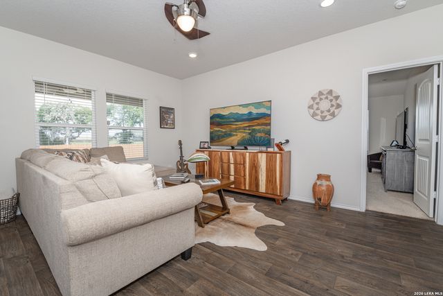 936 GERARDIA CT, Seguin, TX 78155