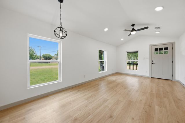 709 S Polk ST, Giddings, TX 78942