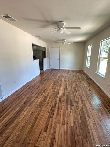 907 Dove Ave., Devine, TX 78016