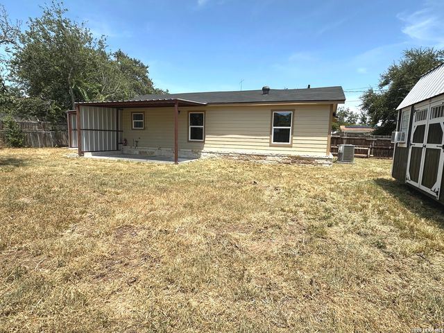 907 Dove Ave., Devine, TX 78016