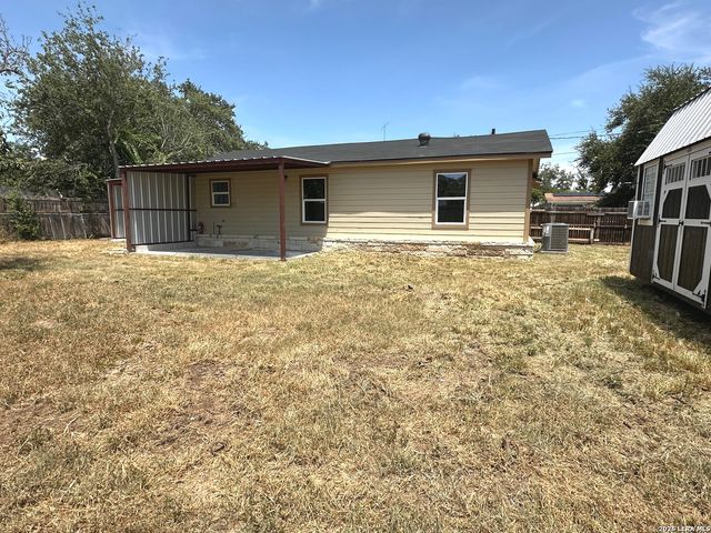 907 Dove Ave., Devine, TX 78016