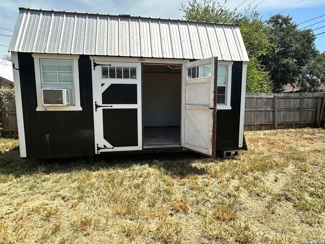 907 Dove Ave., Devine, TX 78016