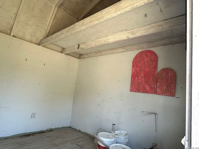 907 Dove Ave., Devine, TX 78016