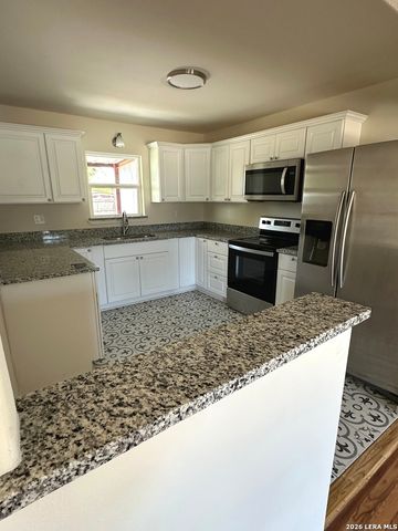 907 Dove Ave., Devine, TX 78016