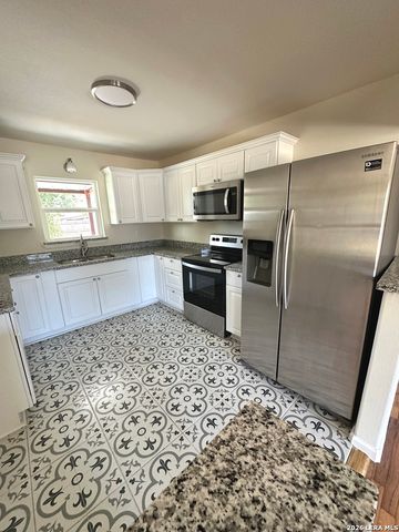 907 Dove Ave., Devine, TX 78016
