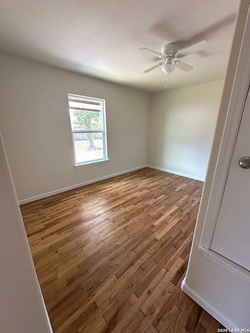 907 Dove Ave., Devine, TX 78016