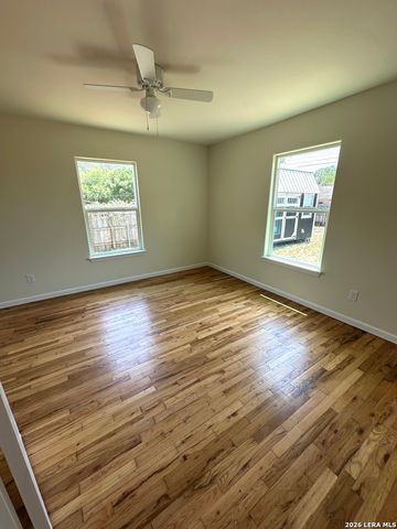 907 Dove Ave., Devine, TX 78016