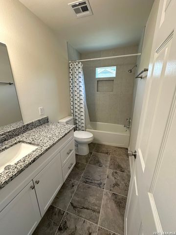 907 Dove Ave., Devine, TX 78016
