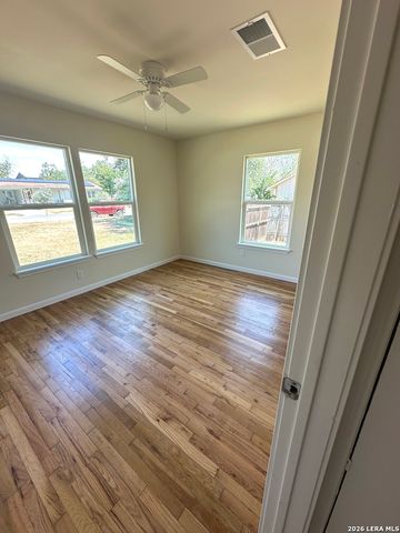 907 Dove Ave., Devine, TX 78016