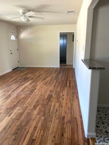 907 Dove Ave., Devine, TX 78016