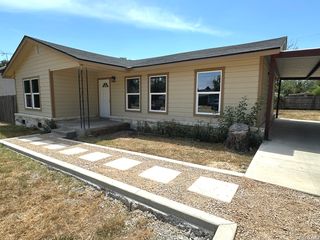 907 Dove Ave., Devine, TX 78016