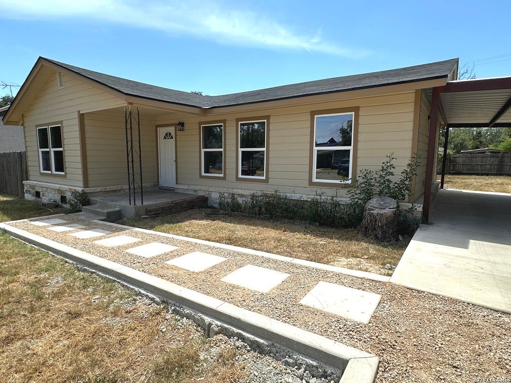 907 Dove Ave., Devine, TX 78016