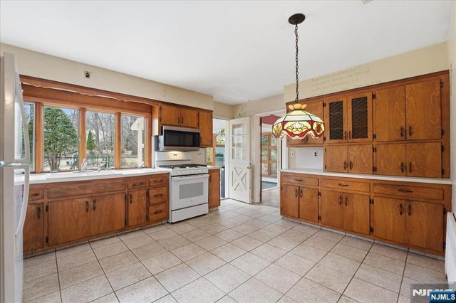 548 Covington Place, Wyckoff, NJ 07481