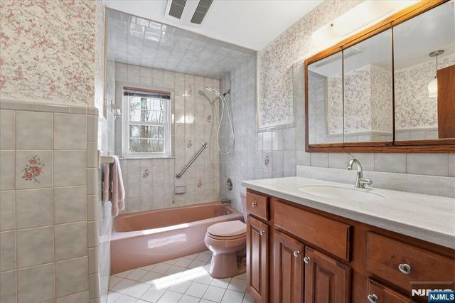 548 Covington Place, Wyckoff, NJ 07481