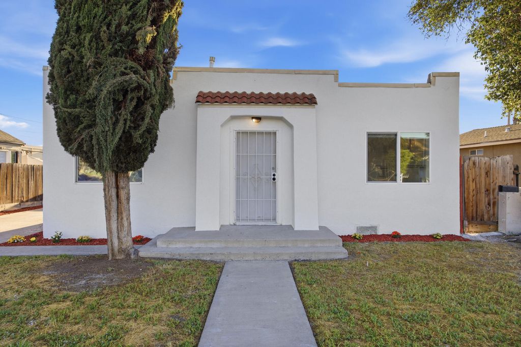 220 S O Street, Tulare, CA 93274