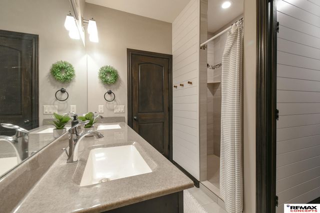 7535 S 77th Street, Lincoln, NE 68516