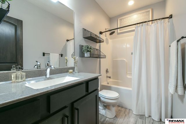 7535 S 77th Street, Lincoln, NE 68516