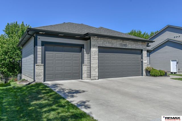 7535 S 77th Street, Lincoln, NE 68516