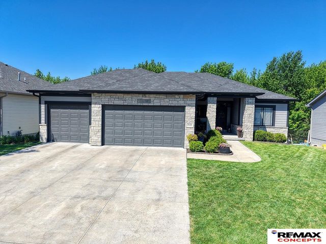 7535 S 77th Street, Lincoln, NE 68516