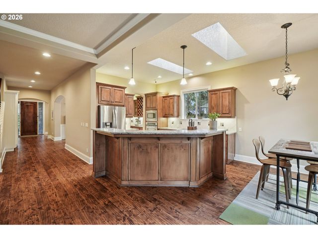 15915 WALUGA Dr, Lake Oswego, OR 97035