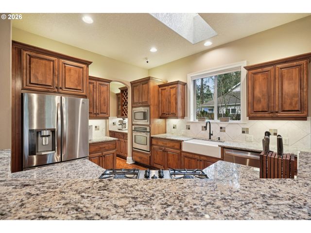 15915 WALUGA Dr, Lake Oswego, OR 97035