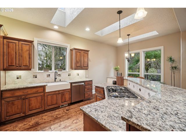 15915 WALUGA Dr, Lake Oswego, OR 97035