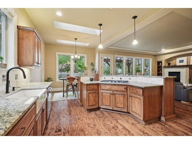 15915 WALUGA Dr, Lake Oswego, OR 97035