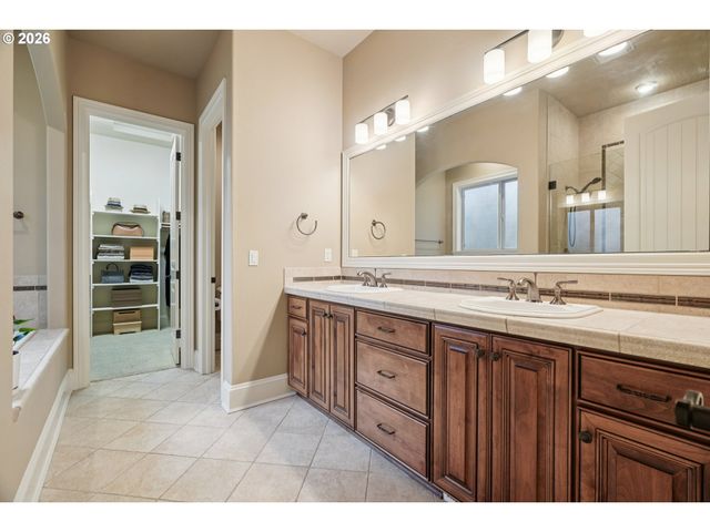 15915 WALUGA Dr, Lake Oswego, OR 97035