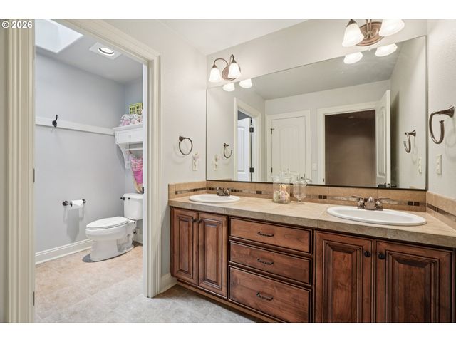 15915 WALUGA Dr, Lake Oswego, OR 97035